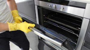 Come pulire il vetro del forno incrostato